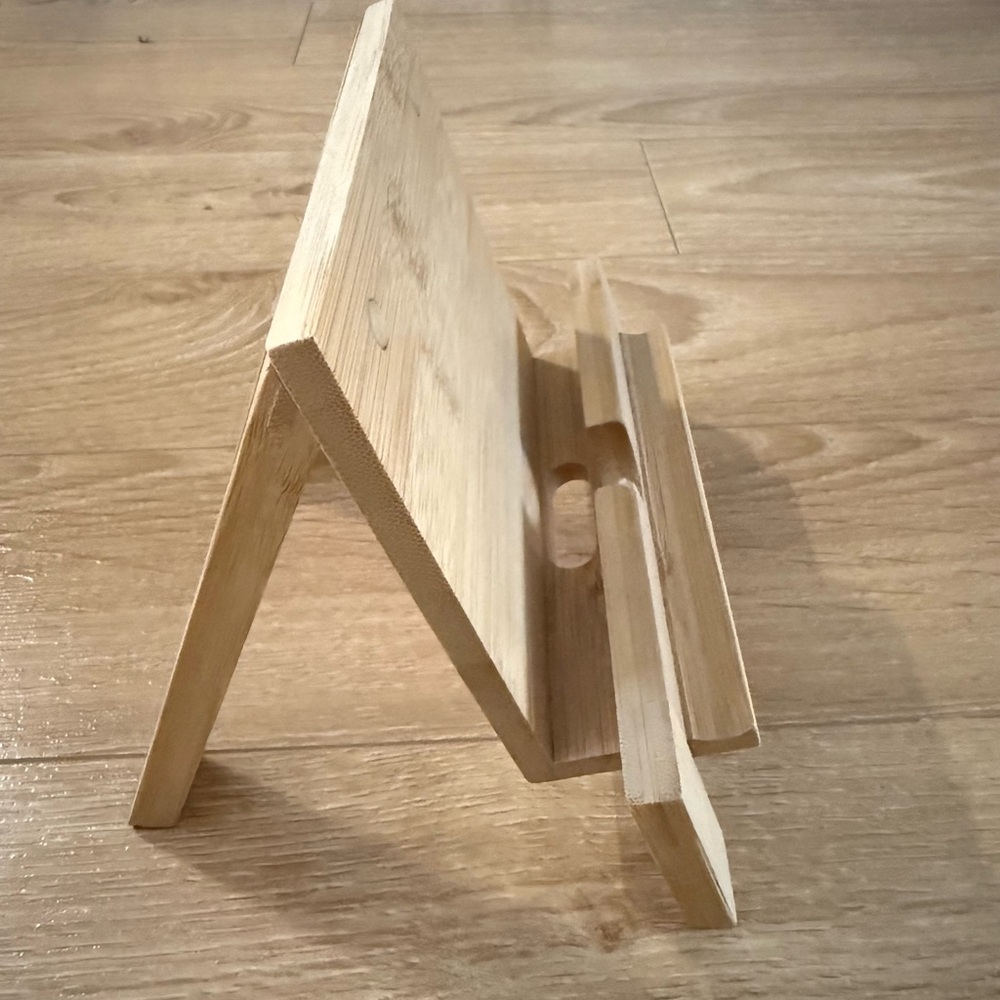 Umbra Natural Bamboo Display Stand - perfect for iPads and Tablets - Picture 2 of 4